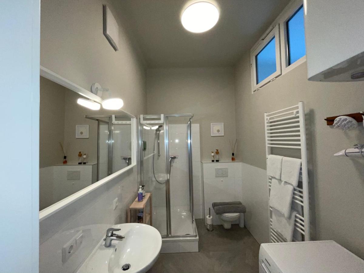 White Flat By Grazrentals With Cool Location & Free Parking Exterior foto